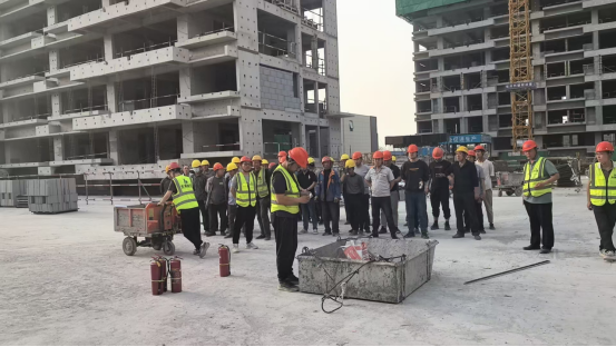 筑牢安全出产防线，，，，，，兴港·玺园项目发展消防演练！